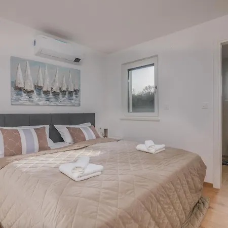 With Parking Space Vantacici, Krk - 23582 דירה *